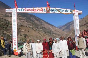 ‎बारेकोट- ९ सक्लाचौरका स्वर्गीय श्री खम्म बहादुर कामी को सम्झनामा निर्मित प्रवेश गेट केवल गेट मात्र बनेन श्रद्धा भावको चिनारी र बारेकोटको आकर्षण पनि बन्यो। ‎